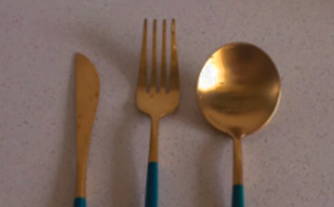 吃西餐怎么拿刀叉 吃西餐時(shí)刀叉的用法