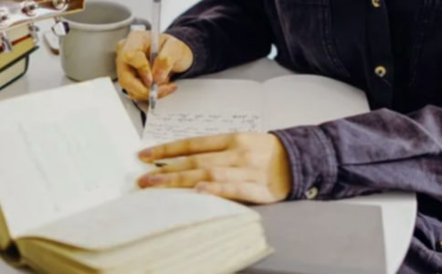 《泰戈?duì)栐?shī)選》讀后感