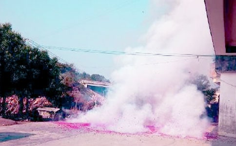 專四寫作范文:是否應(yīng)該禁止燃放煙花炮竹