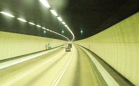 如何穿越職場的“黑色隧道”