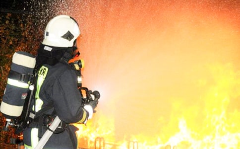 向消防員致敬作文