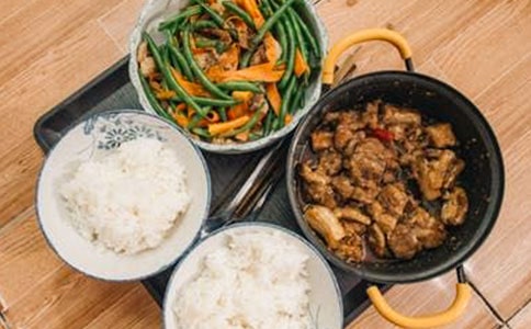 中餐宴請(qǐng)用餐時(shí)的禮儀